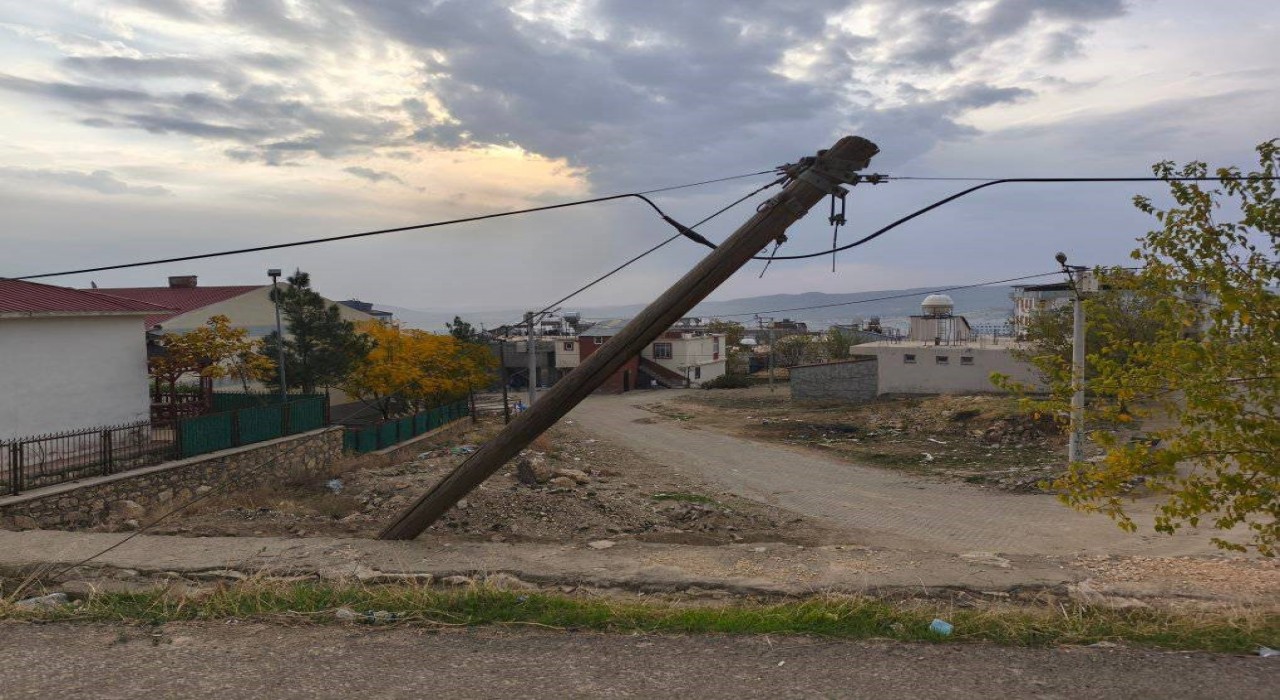 Diclede vatandaşlardan eğri direğin değiştirilmesi talebi