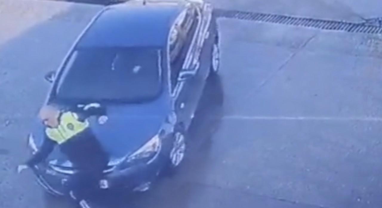 Dikkatsiz sürücünün polise çarpma anı kamerada