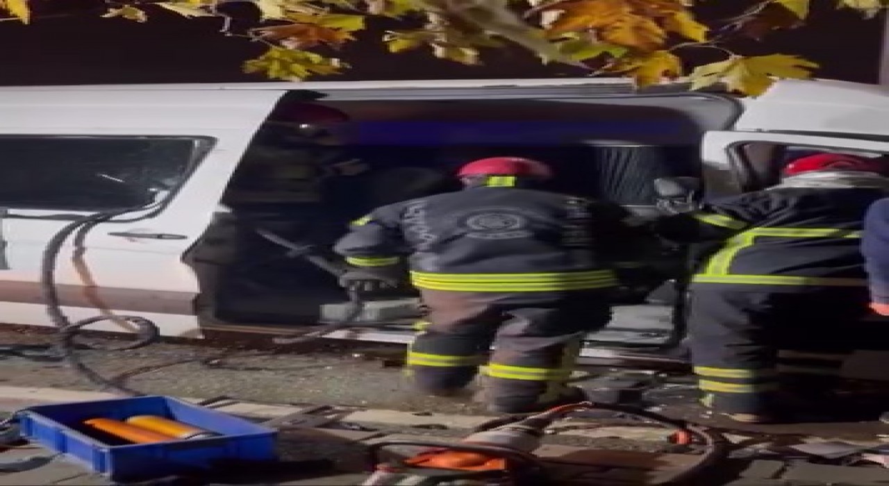 Dilovasında tır ile işçi minibüsü çarpıştı: 9 yaralı