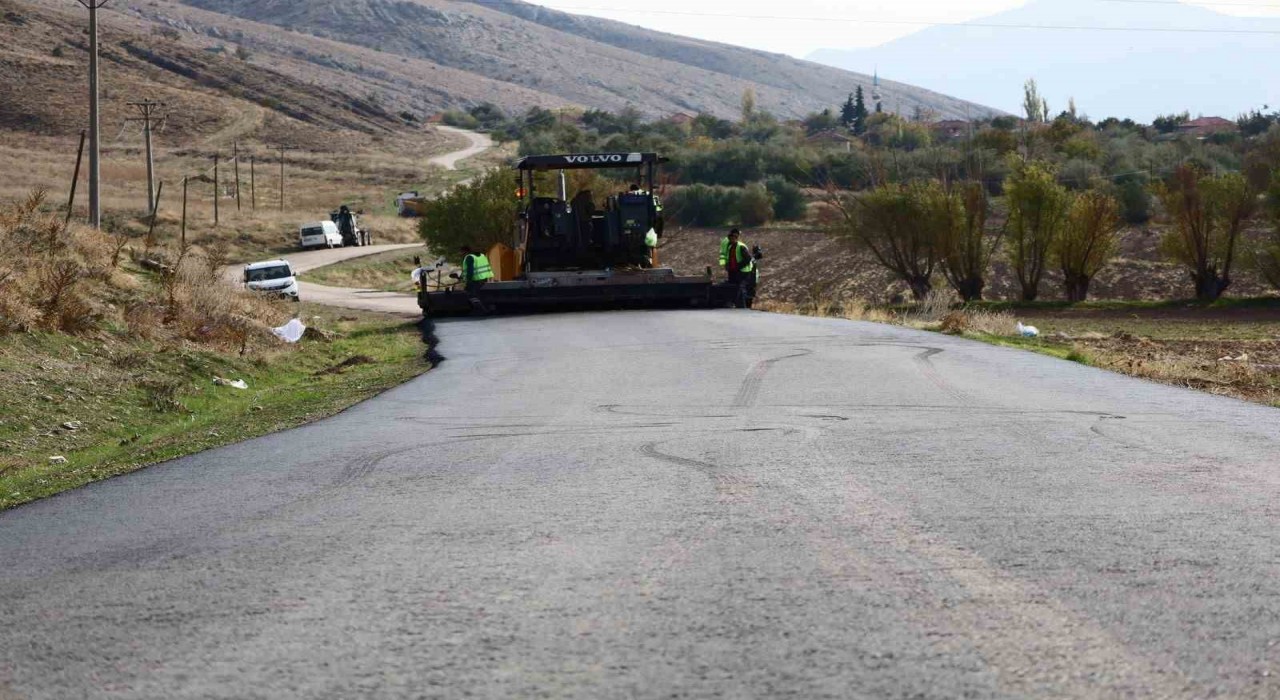 Dinarın köylerinde sıcak asfalt çalışmaları başladı