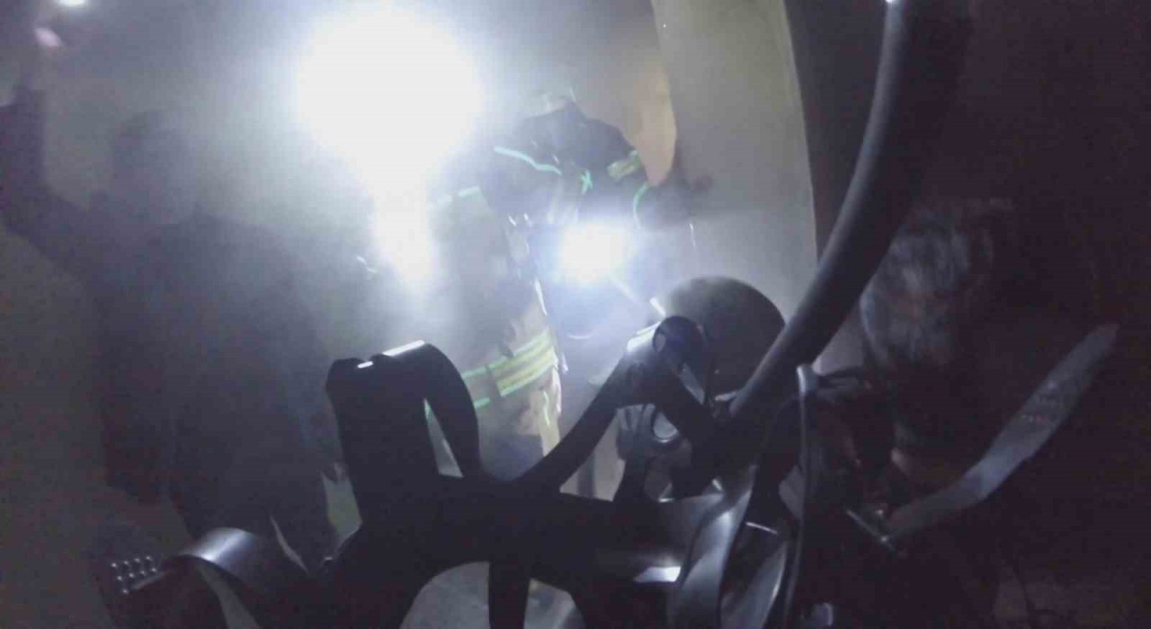 Diyarbakırda 2si çocuk 7 kişinin etkilendiği yangın kask kamerasına yansıdı