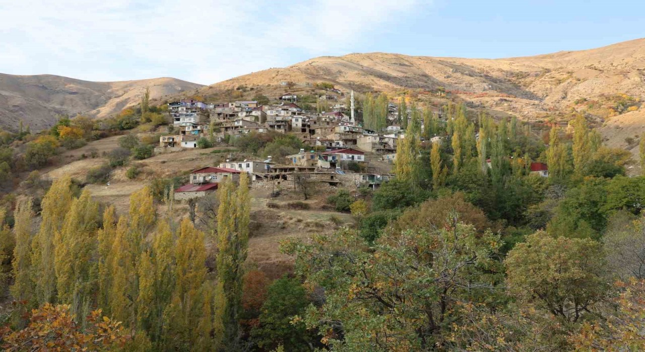 Diyarbakırda asırlık kerpiç evler arasında renk cümbüşü