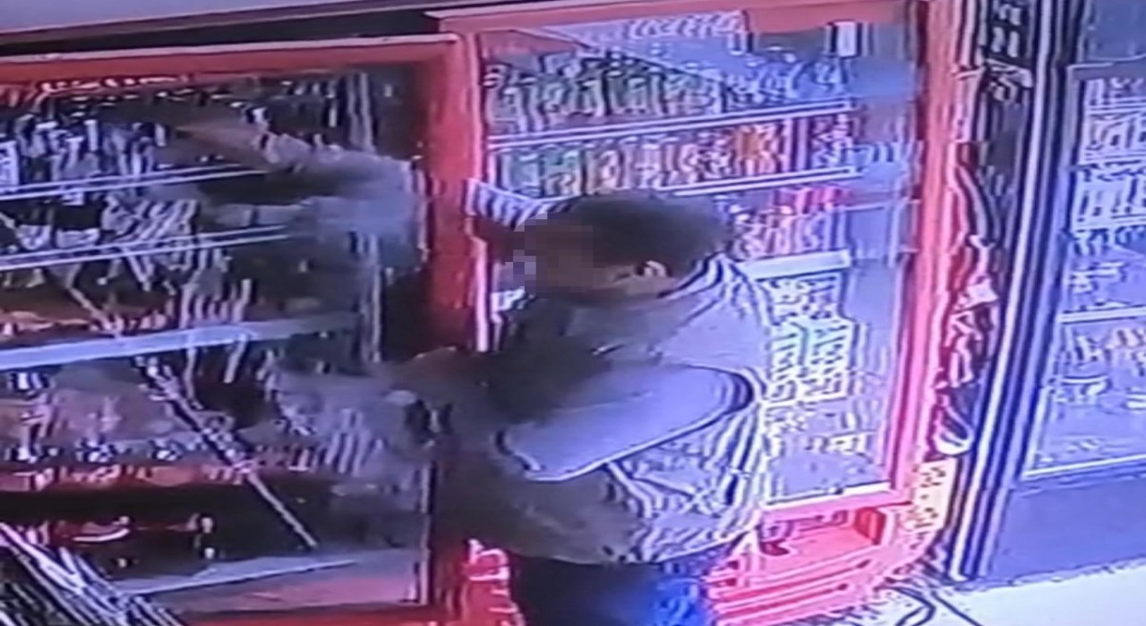 Diyarbakırda bir şahsın içecek çalma anı güvenlik kamerasına yansıdı