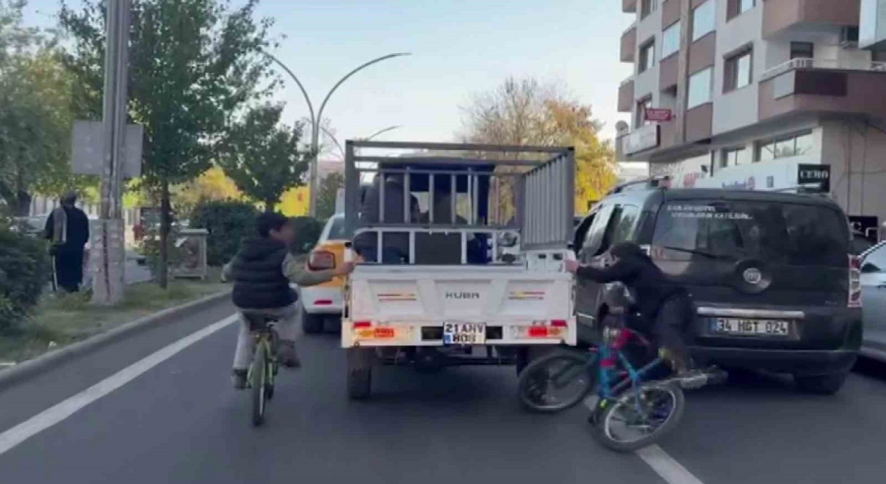 Diyarbakırda bisikletli çocukların tehlikeli yolculuğu