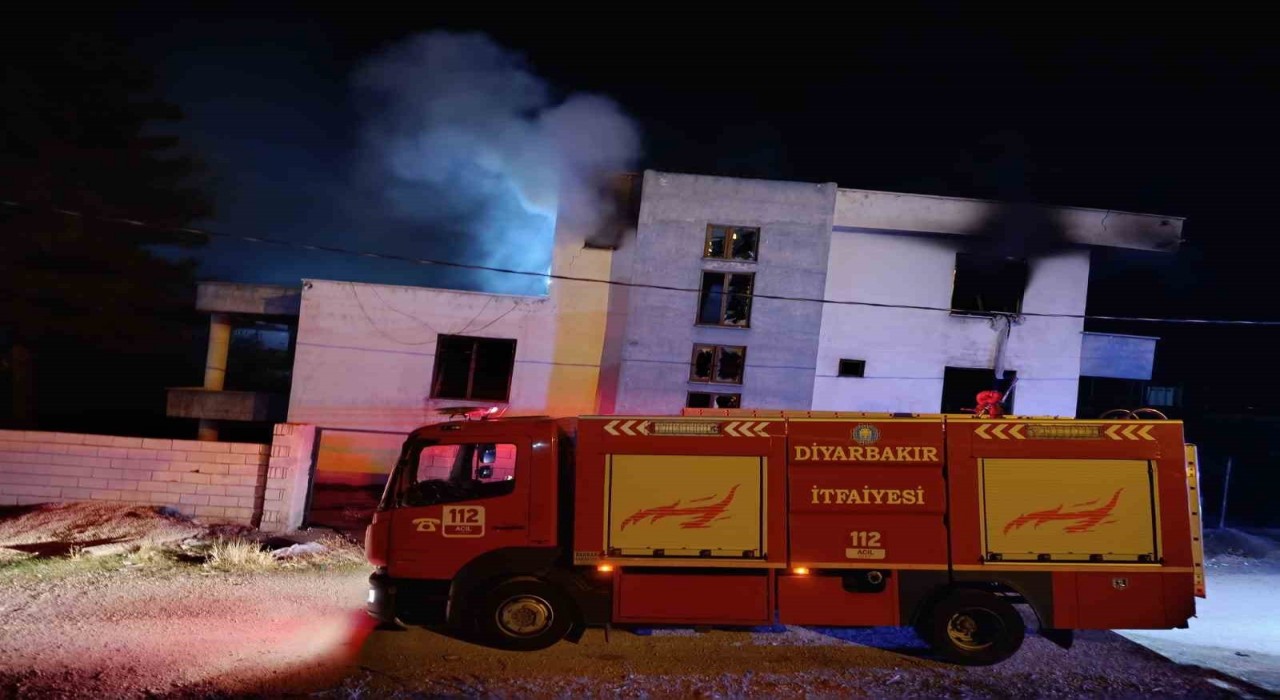 Diyarbakırda çıkan yangında boş ev kullanılamaz hale geldi