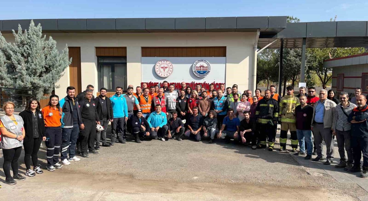 Diyarbakırda ekiplerin deprem tatbikatı gerçeği aratmadı