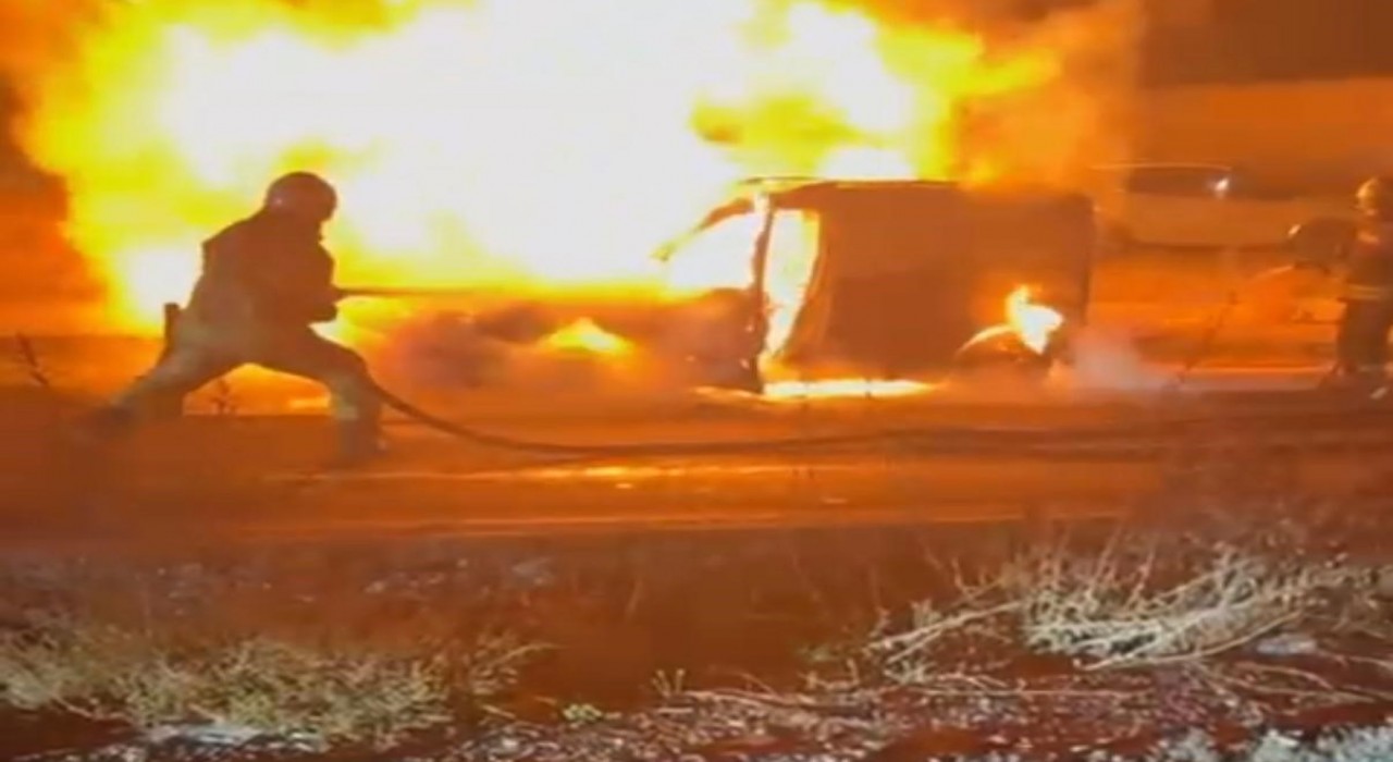 Diyarbakırda hafif ticari araç alev topuna döndü