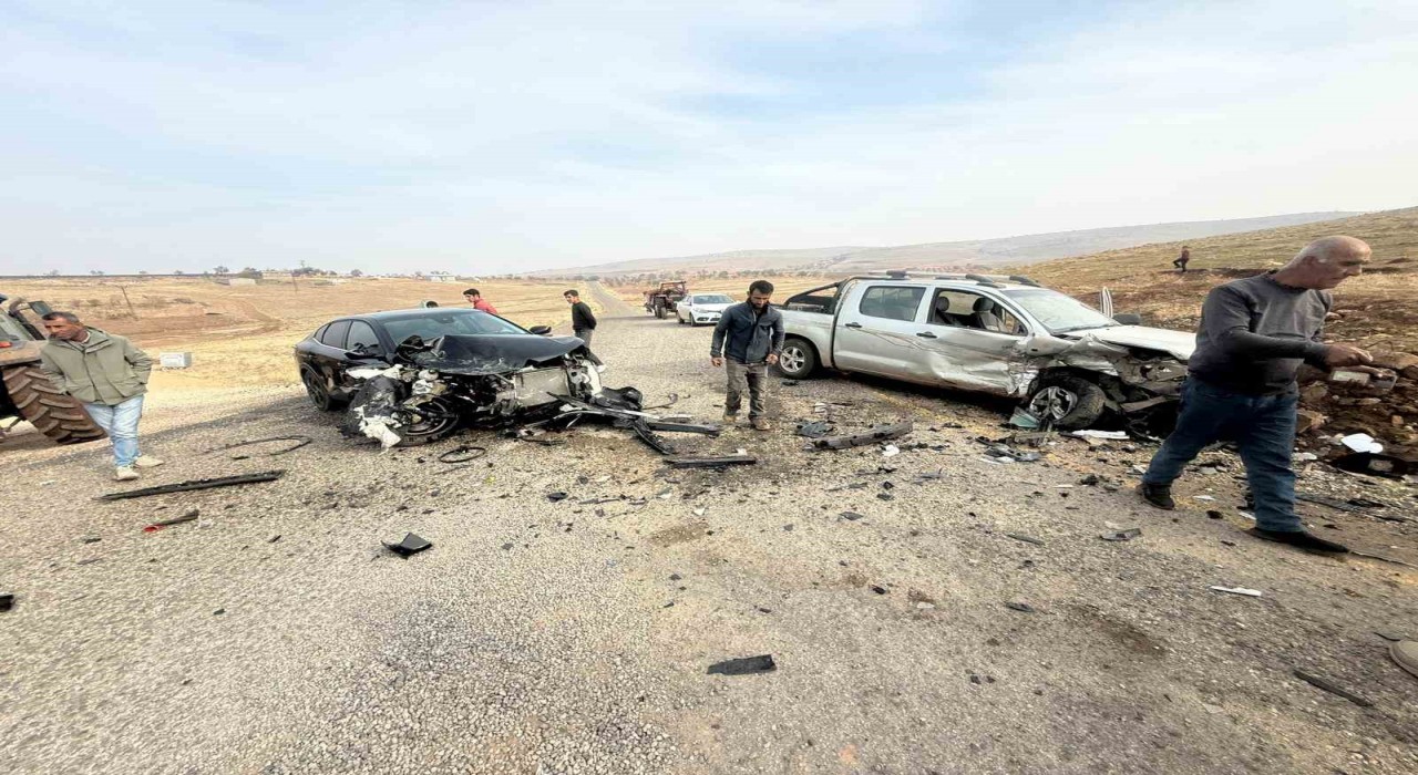 Diyarbakırda iki otomobil kafa kafaya çarpıştı: 2 yaralı