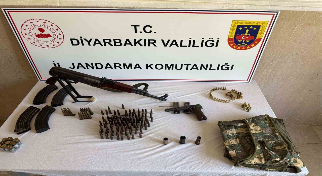 Diyarbakırda jandarma operasyonlarında çok sayıda silah ve mühimmat ele geçirildi