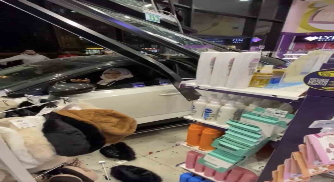 Diyarbakırda kontrolden çıkan otomobil kozmetik mağazasına daldı