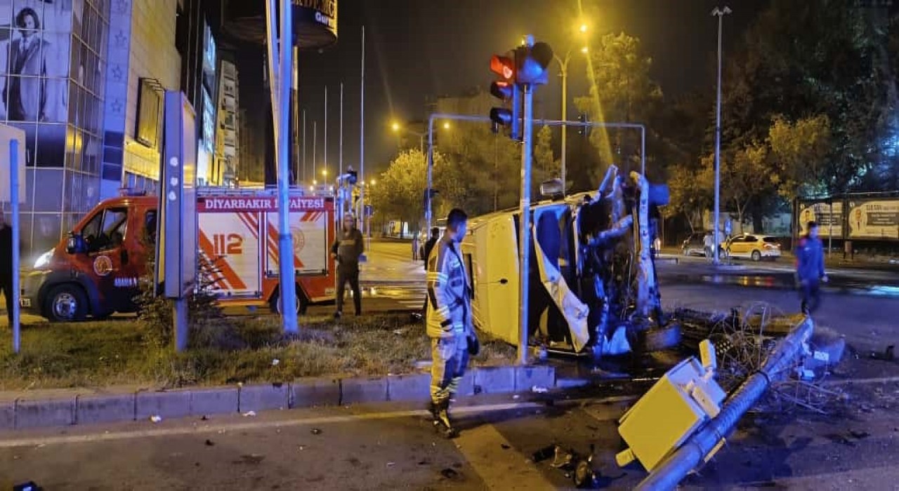 Diyarbakırda minibüs devrildi: 4 yaralı