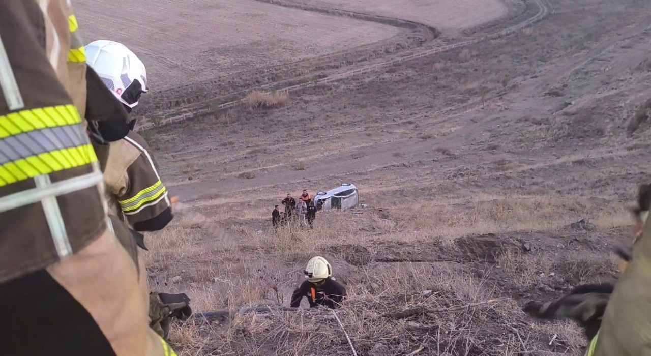 Diyarbakırda otomobil şarampole yuvarlandı: Yaralı sürücüyü itfaiye kurtardı