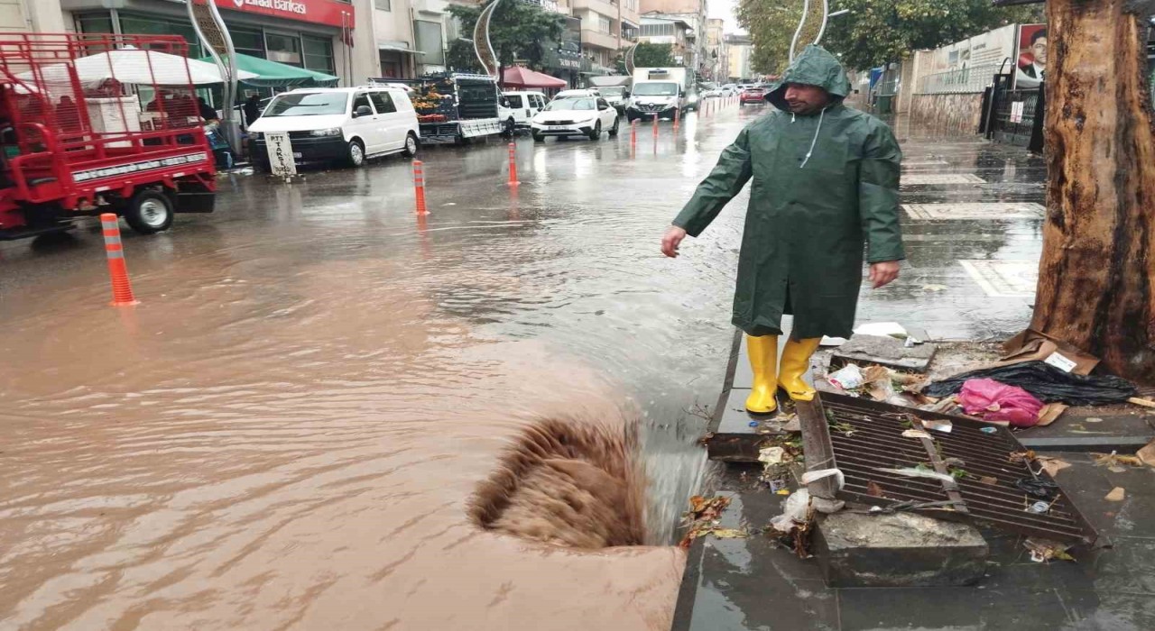 Diyarbakırda sağanak yağış yolları göle çevirdi