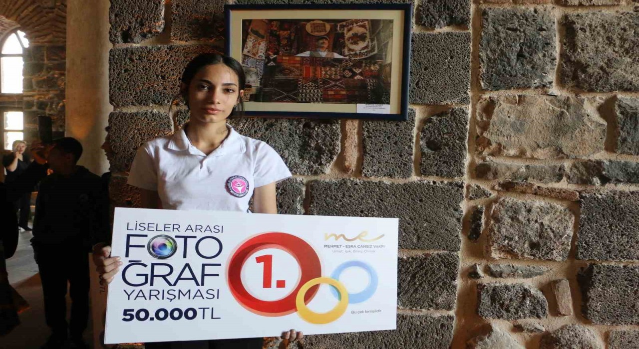 Diyarbakırda sanatla buluşan genç yetenekler ödüllerini aldı