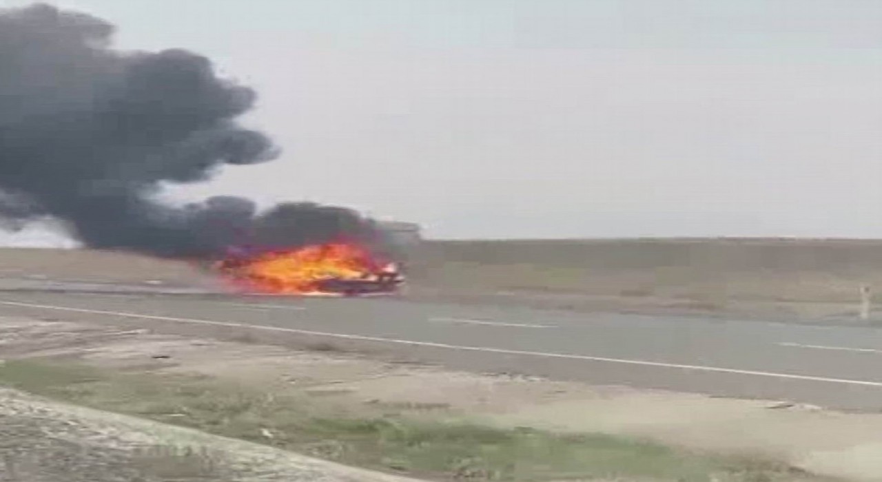 Diyarbakırda seyir halindeki otomobil alev topuna döndü