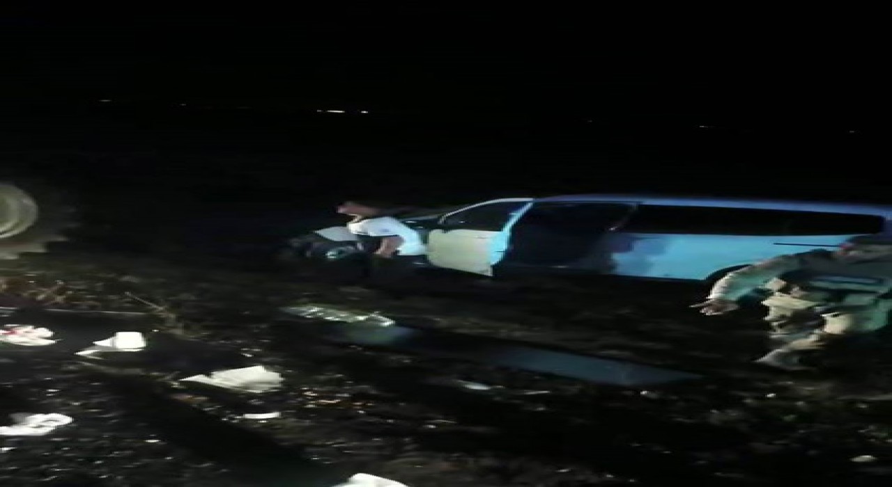 Diyarbakırda traktör ile hafif ticari araç çarpıştı: 2 yaralı