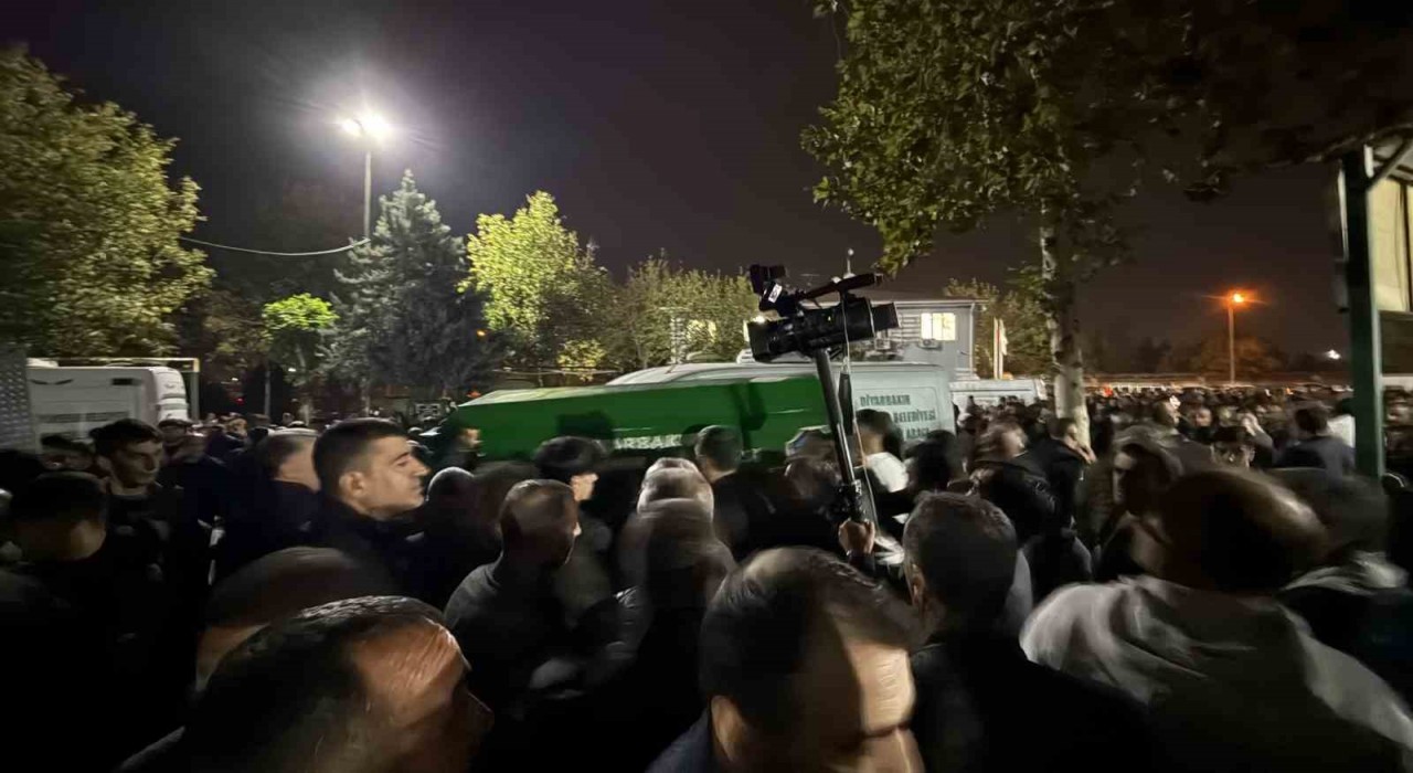 Diyarbakırda viyadük inşaatı kazasında hayatını kaybeden 4 kişi defnedildi