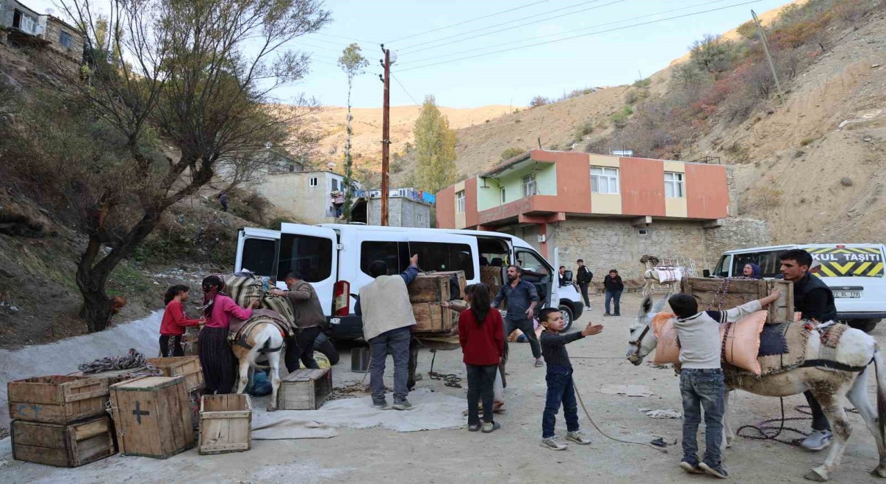 Diyarbakırın kırsal mahallesinde yükler eşeklerle evlere götürülüyor