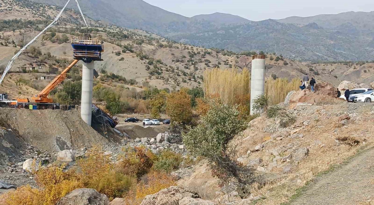 Diyarbakırın Kulp ilçesinde köprü inşaatında meydana gelen çökme sırasında yaralanan 4 kişi hastaneye sevk edilirken, 2 kişiyi enkaz altından çıkarma çalışmaları devam ediyor.