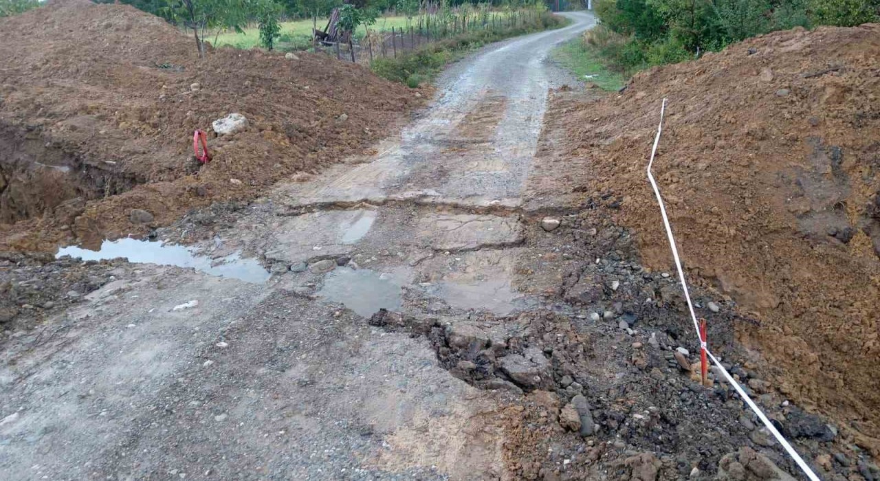 Doğalgaz çalışması sonucu bozulan yollar tehlike oluşturuyor