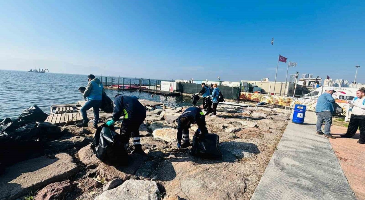 Doğaseverler Karşıyakada kıyı temizliği yaptı