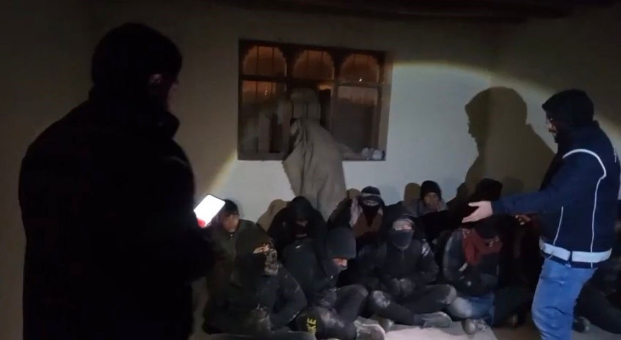 Doğubayazıtta göçmen kaçakçılığı operasyonu: 14 düzensiz göçmen yakalandı