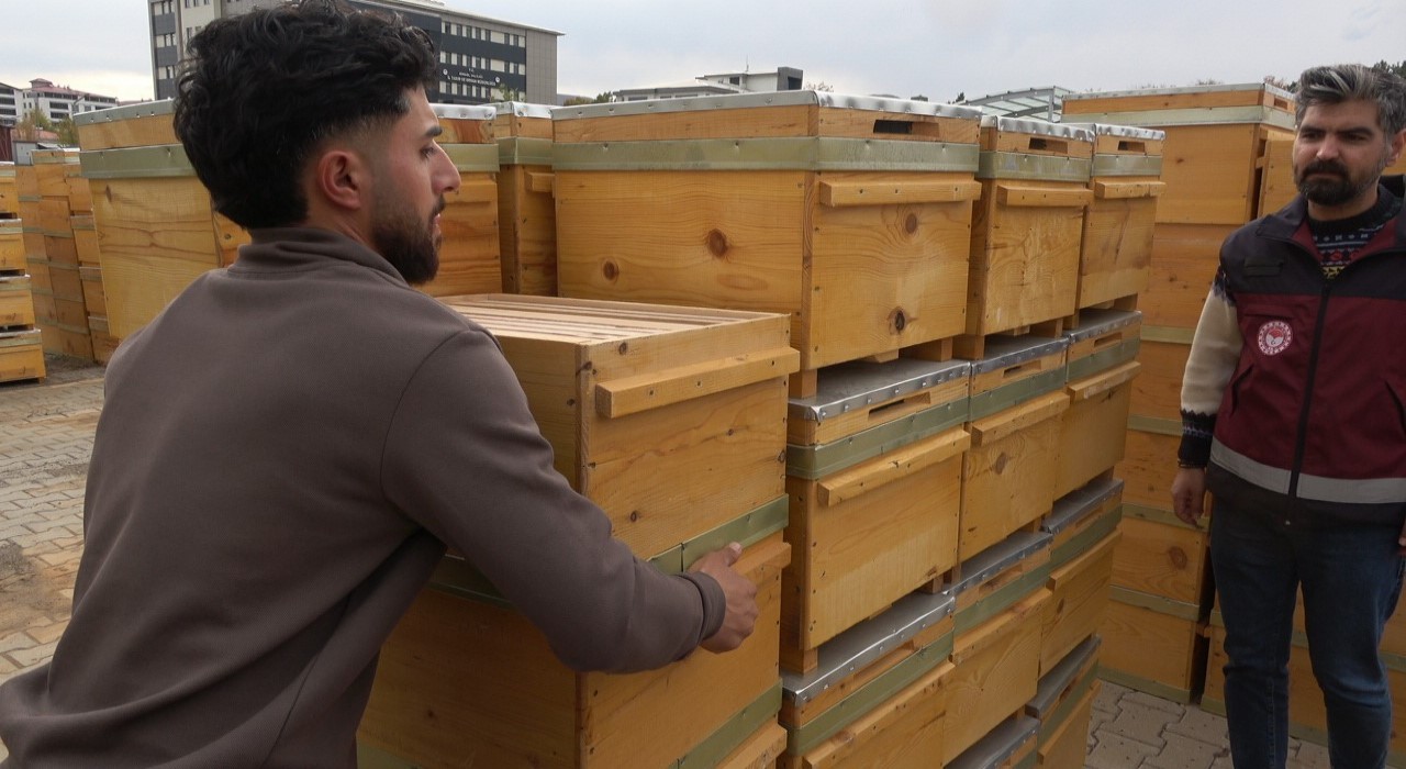 Doğunun en çok bal üretilen ikinci ili olan Bingölde arıcılara 435 organik kovan dağıtıldı