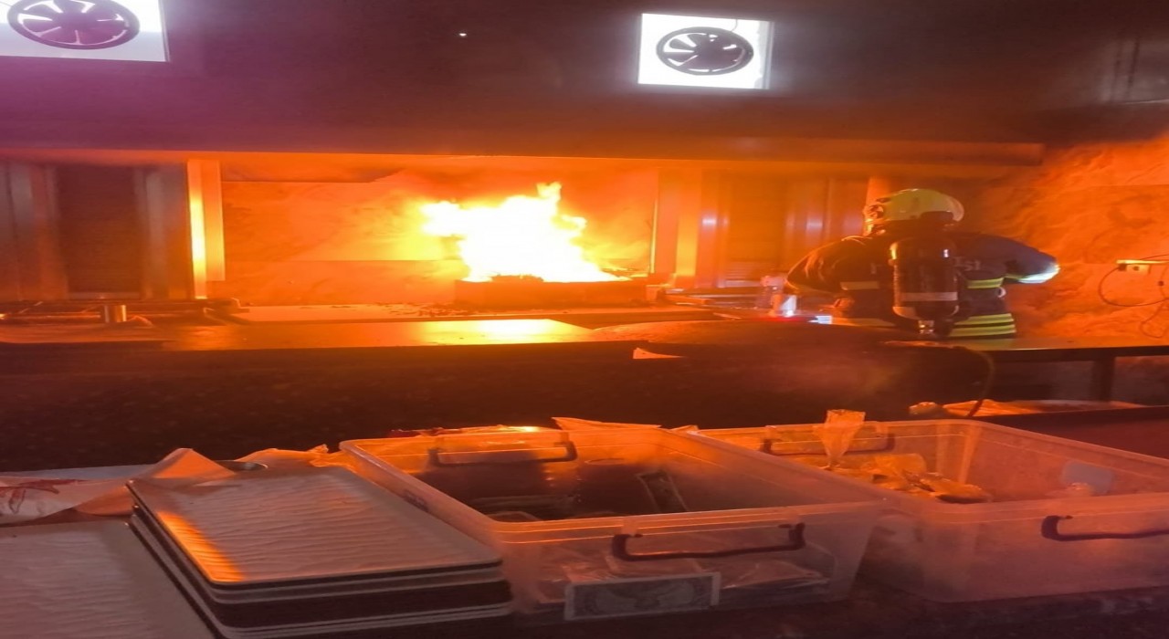 Dönercide kızartma makinesi alevlere teslim oldu