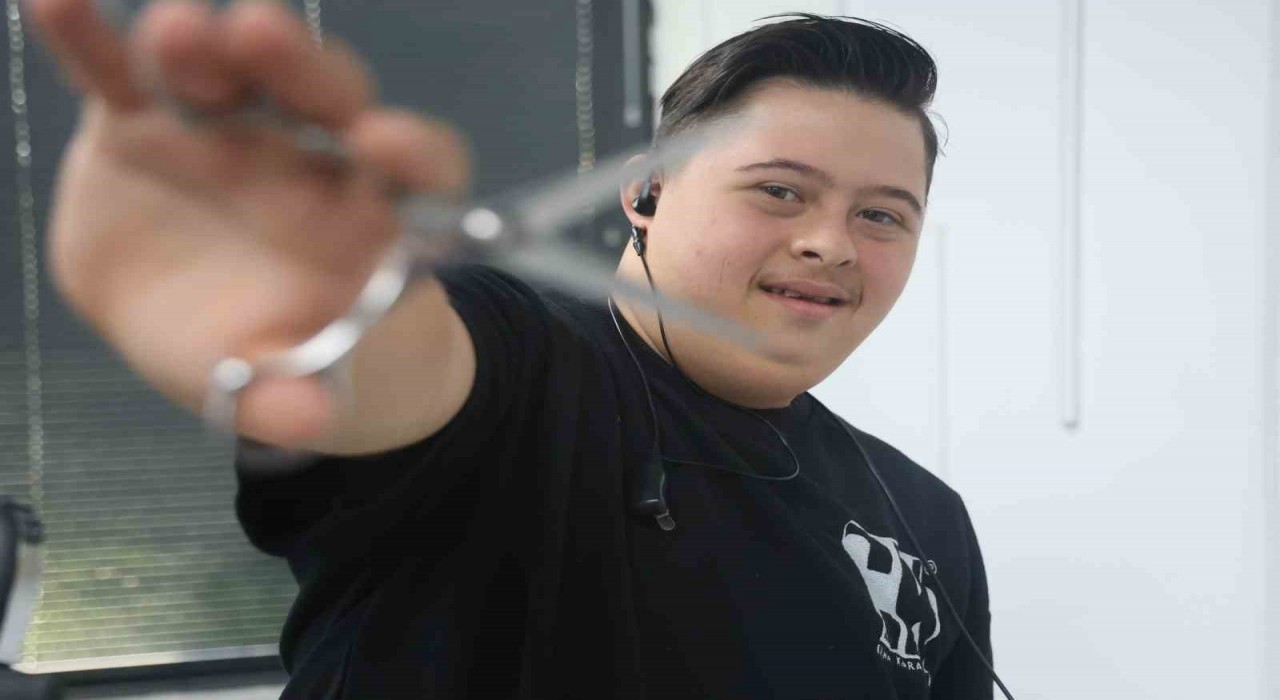 Down sendromlu Şükrünün yürek ısıtan tıraşı müşterilerin sevgisini kazandı