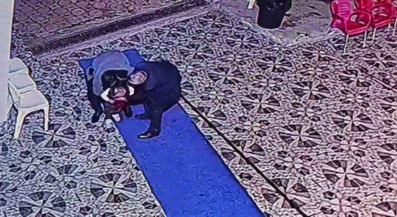 Düğünde boğazına şeker kaçan çocuk, gazetecinin Heimlich manevrası uygulamasıyla kurtarıldı