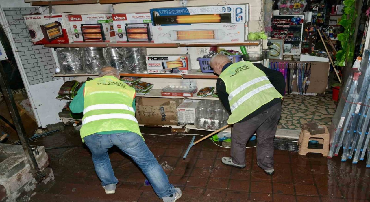 Dükkanını pis su basan vatandaş İSKİye isyan etti, Esenyurt Belediyesi yardımına koştu