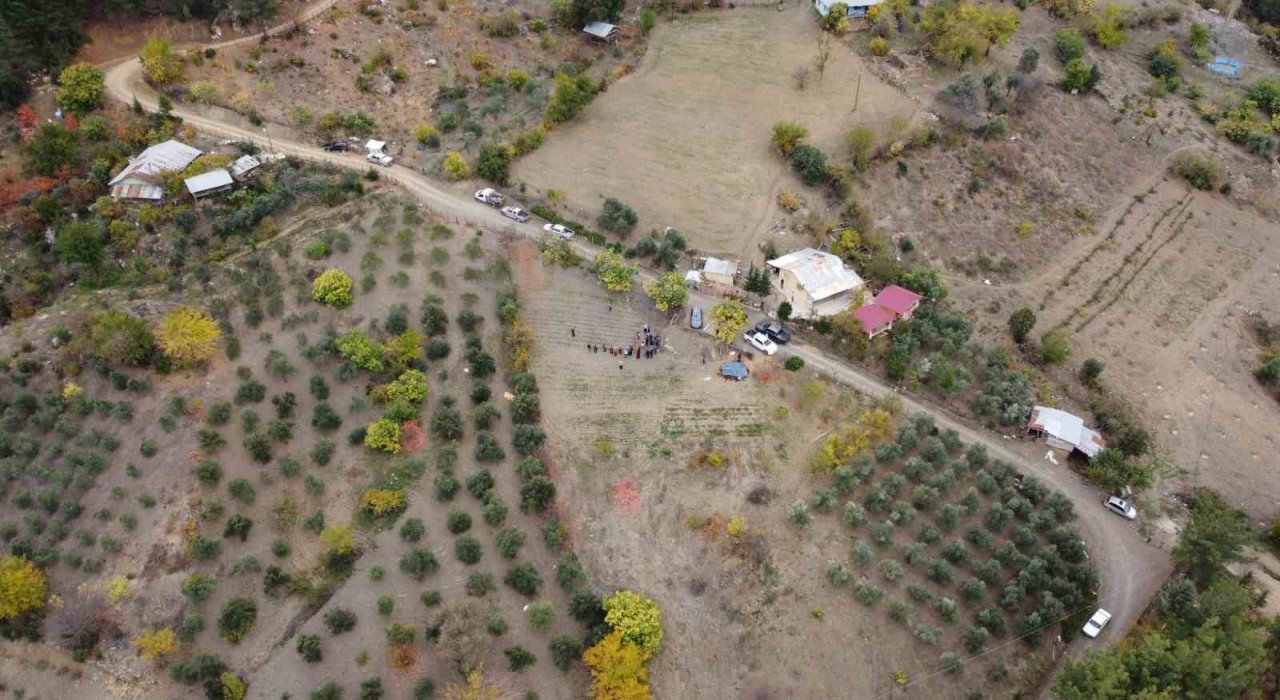 Dünyanın en pahalı baharatı safran Adanada hasat edildi
