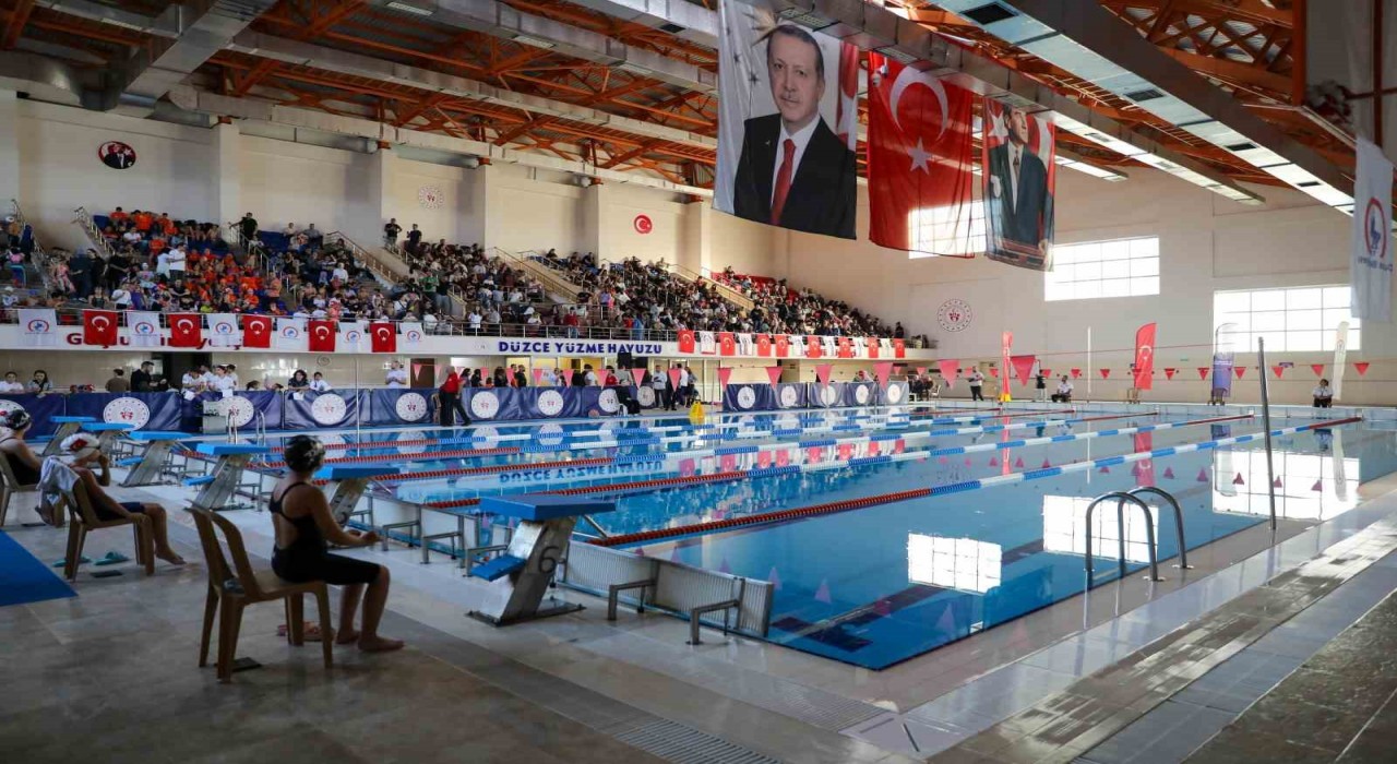 Düzcede 250 sporcu şampiyon olmak için kulaç attı