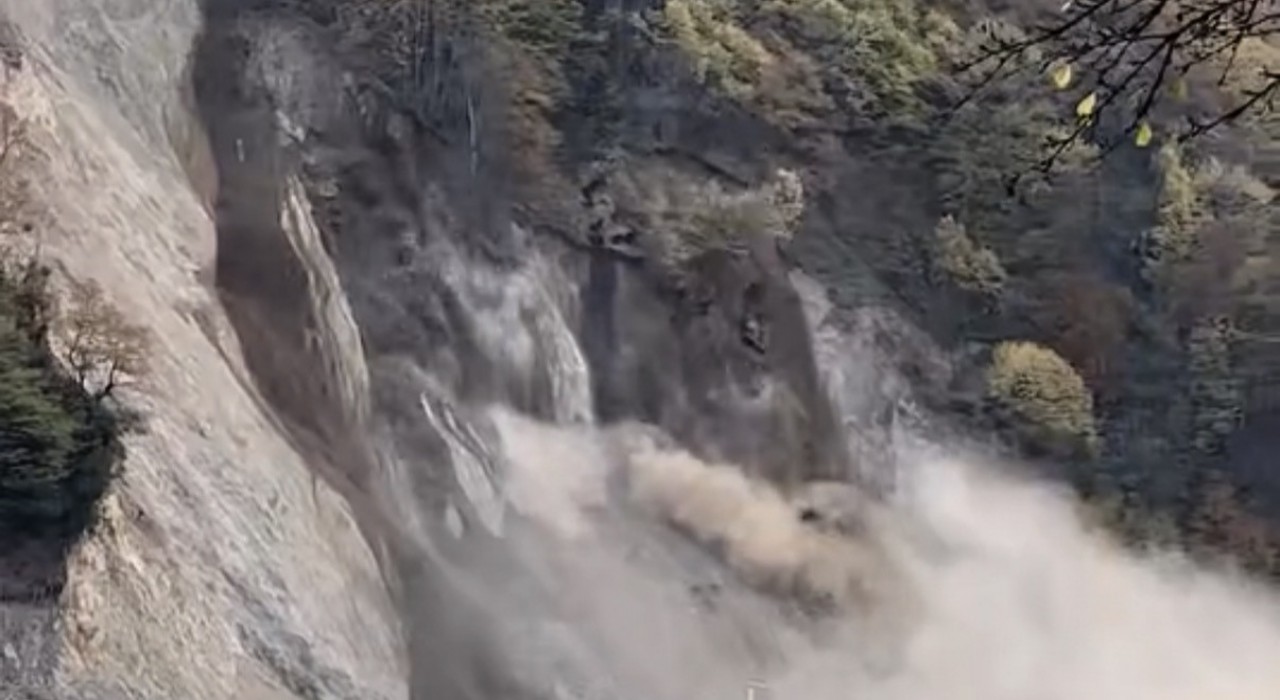 Düzcede heyelan anı kameraya yansıdı: Otomobil kıl payı kurtuldu