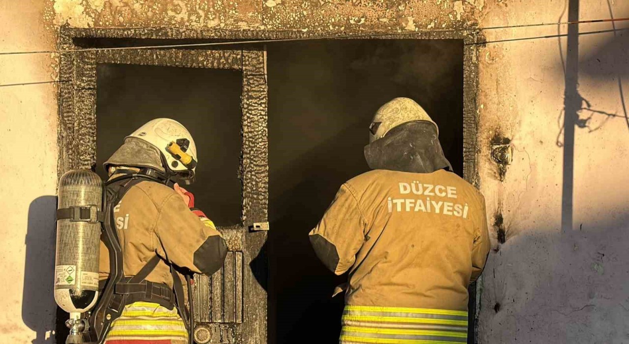 Düzcede yangında dumandan etkilenen 5 kişi hastaneye kaldırıldı