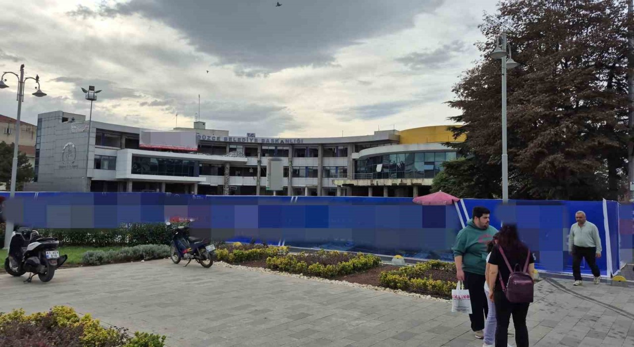 Düzcede yıkım çalışması süren belediye binasında yangın