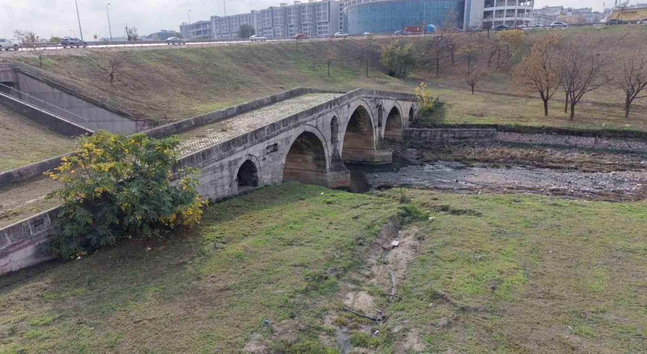 E-5in yanında çukura terk edildi: 470 yıllık Haramidere Köprüsü içler acısı halde