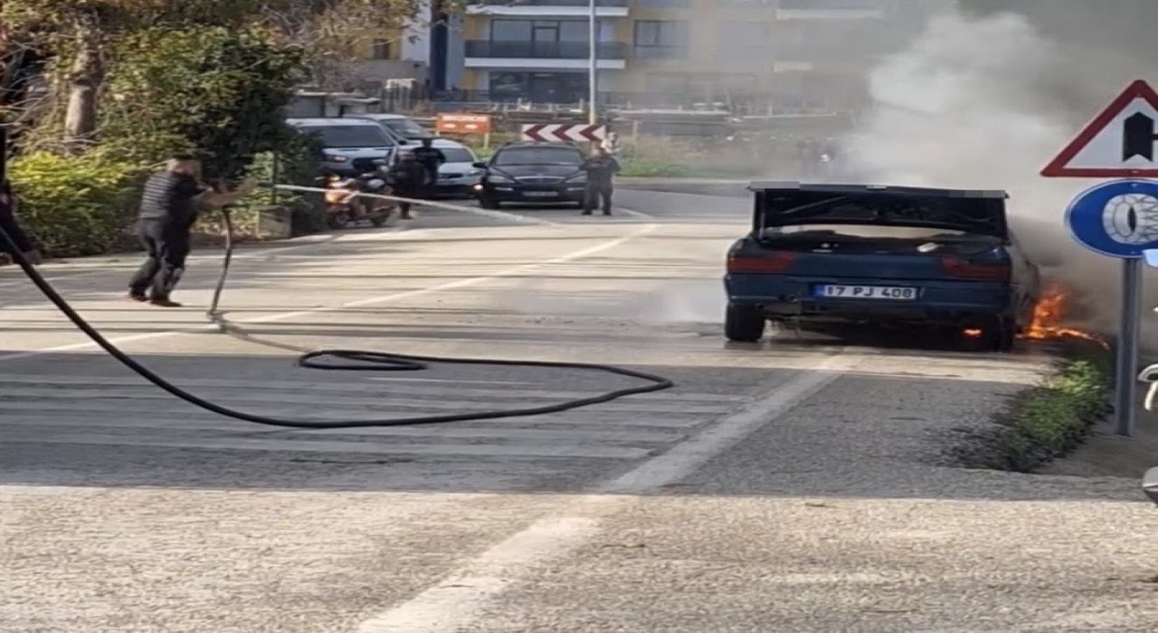 Eceabatta seyir halindeki otomobil yanarak kullanılamaz hale geldi
