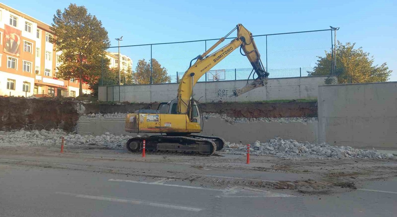 Edirnede devrilme tehlikesi taşıyan okul duvarı yenileniyor