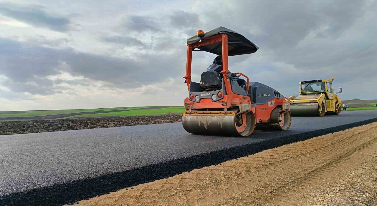 Edirnede köy yolları modern asfaltla yenileniyor