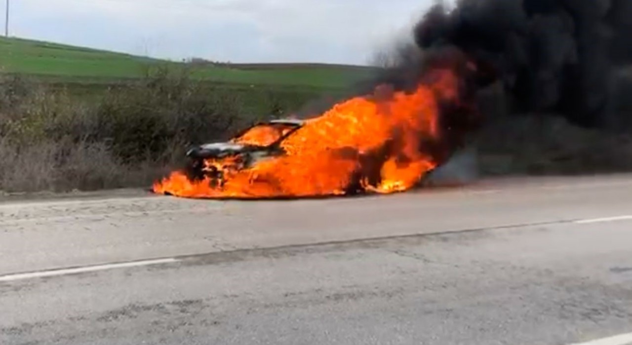 Edirnede otomobil alev alev yandı