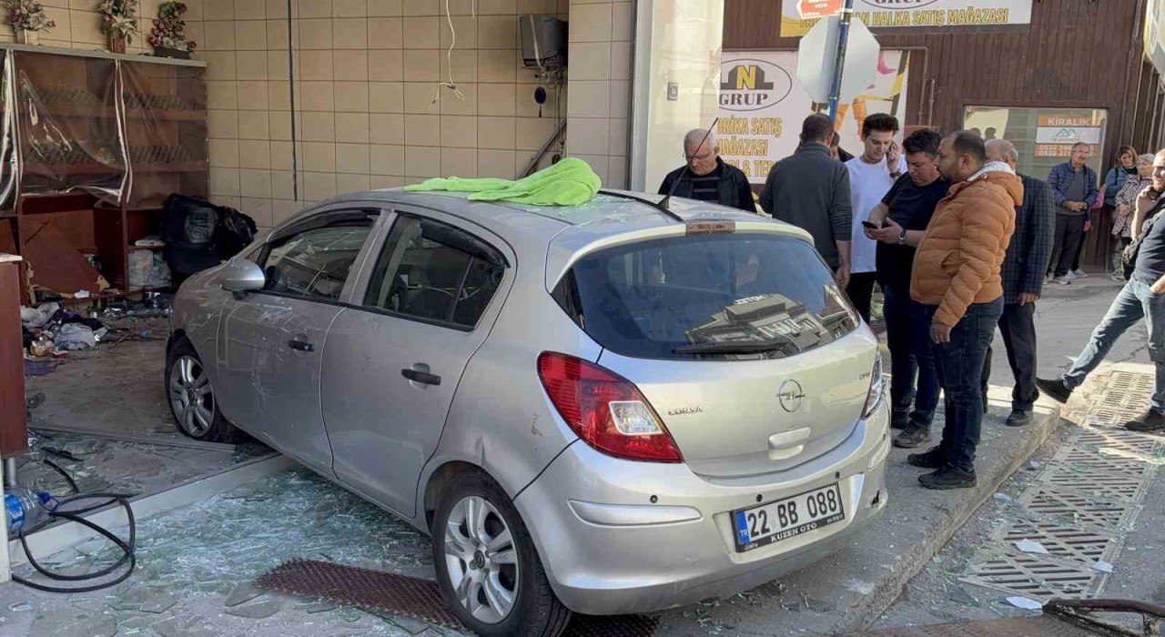 Edirnede otomobil fırına girdi: 4 yaralı