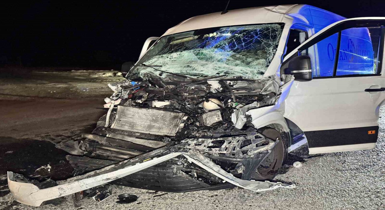 Edirnede tıra çarpan panelvan hurdaya döndü