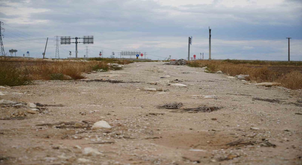 Edirnede yol çilesi bitmiyor: Bozuk yol araçlara zarar veriyor