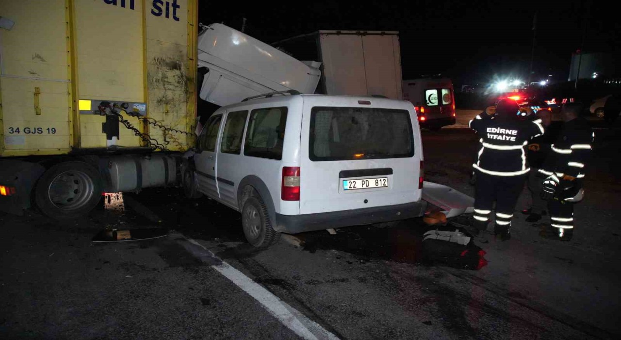 Edirnede zincirleme kaza: Ölü ve yaralılar var