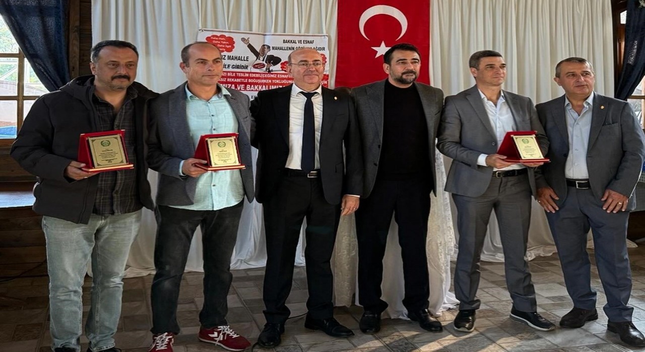 Edremitte Bakkallar Odası, 20 yılını tamamlayan esnafları plaketle ödüllendirdi