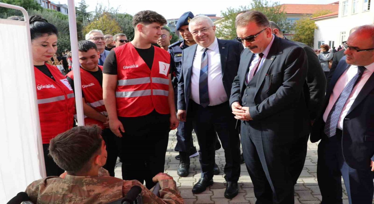 Edremitte Kızılay haftası coşkusu