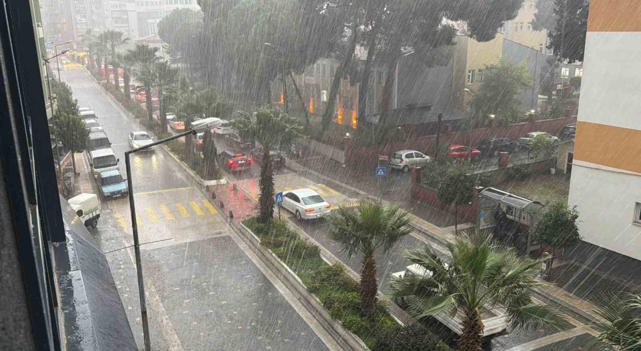 Edremitte kuvvetli sağanak yağış etkili oluyor