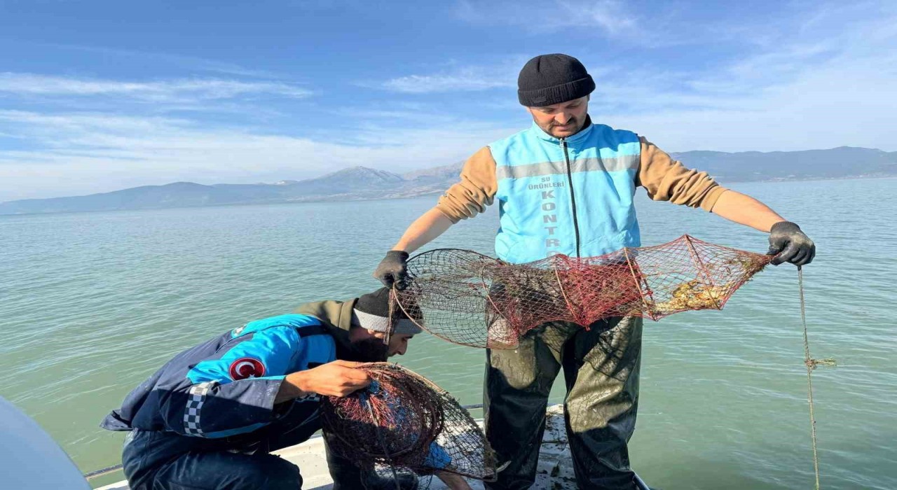 Eğirdir Gölünde 300 kaçak kerevit pinteri ele geçirildi