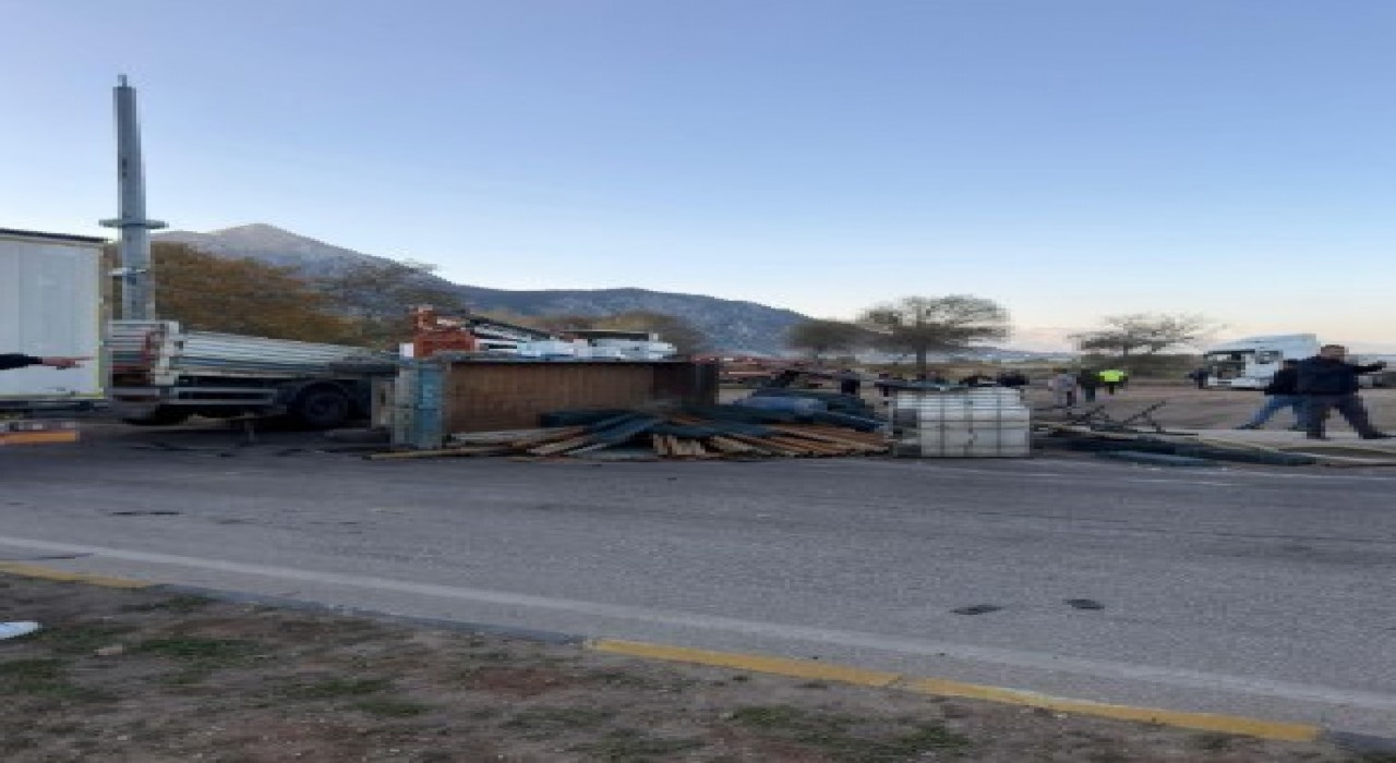 Eğirdirde iki tırın çarpıştığı kazada sürücülerden biri yaralandı